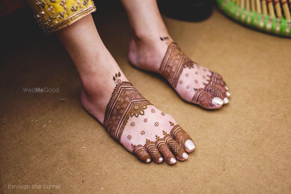 Photo of Minimal bridal feet mehendi unique design