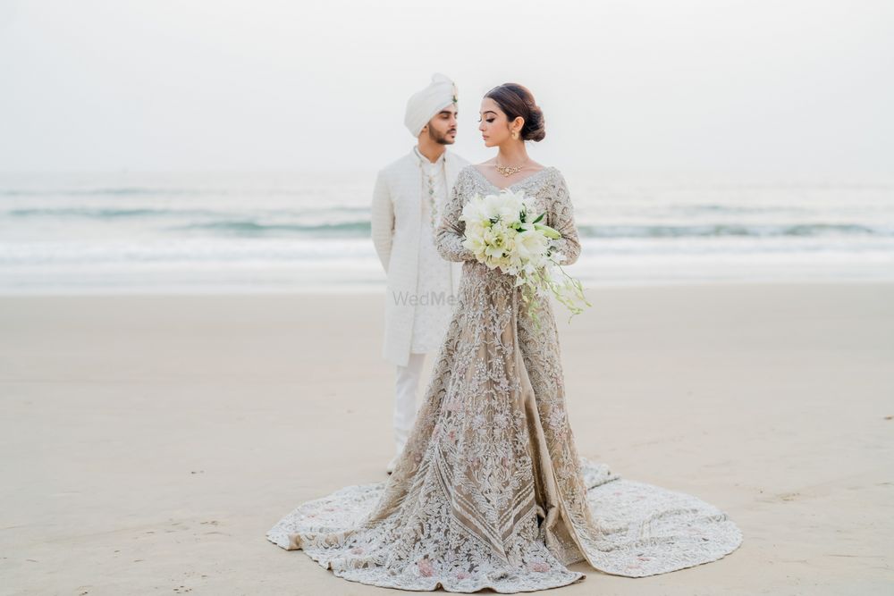 Photo of beachside couples poses for nikah ceremony