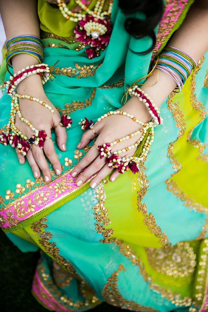 Photo of Floral jewellery with haath phool on mehendi