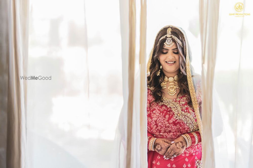 Photo of Bride with open hairstyle on the wedding day