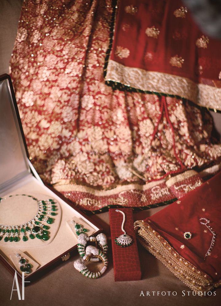 Red Wedding Photoshoot & Poses Photo diamond jewellery