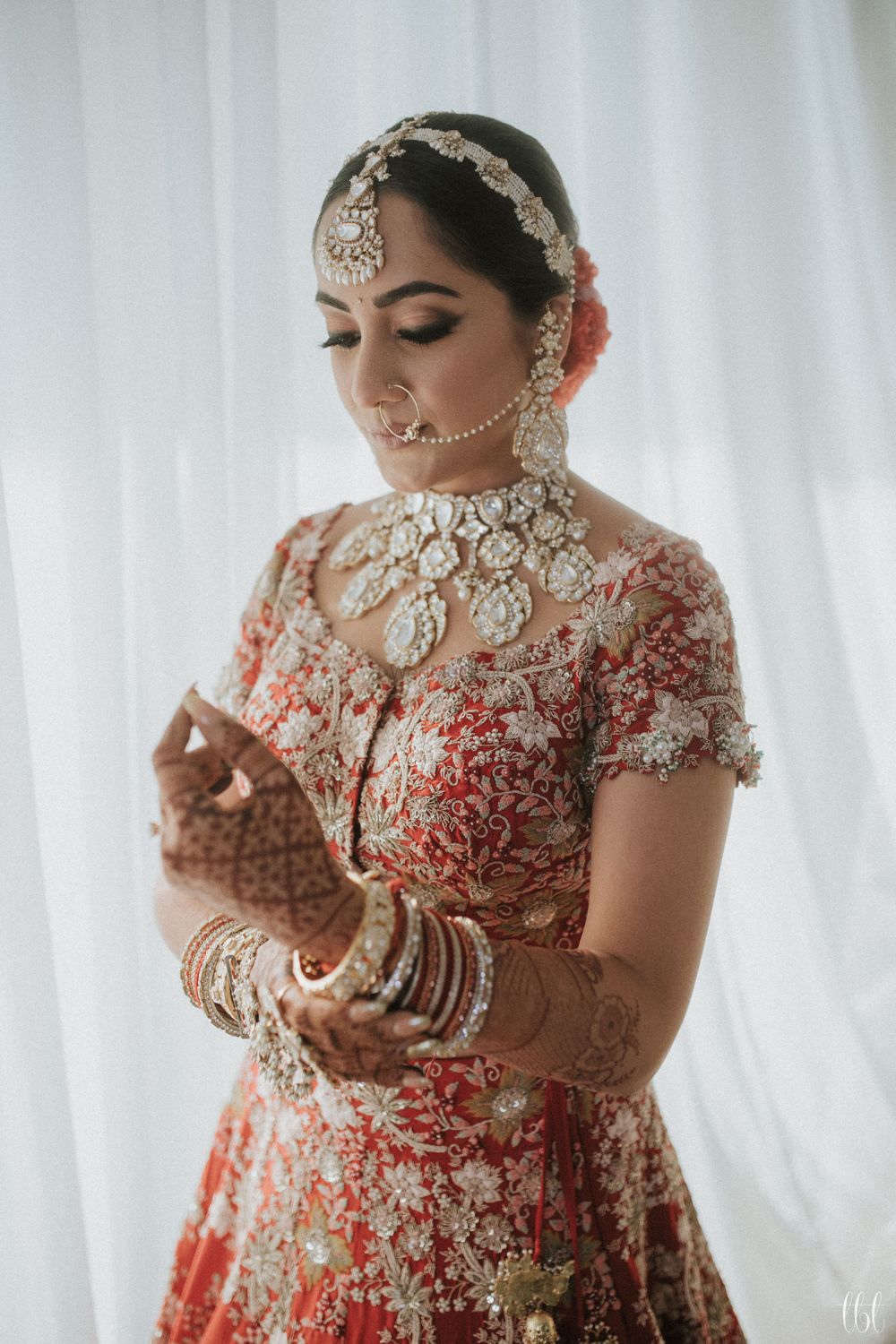 Photo of bride in gorgeous polki jewellery wearing sispatti and lavish necklace