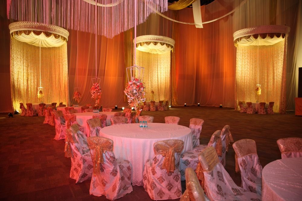 Photo of hanging table centerpieces