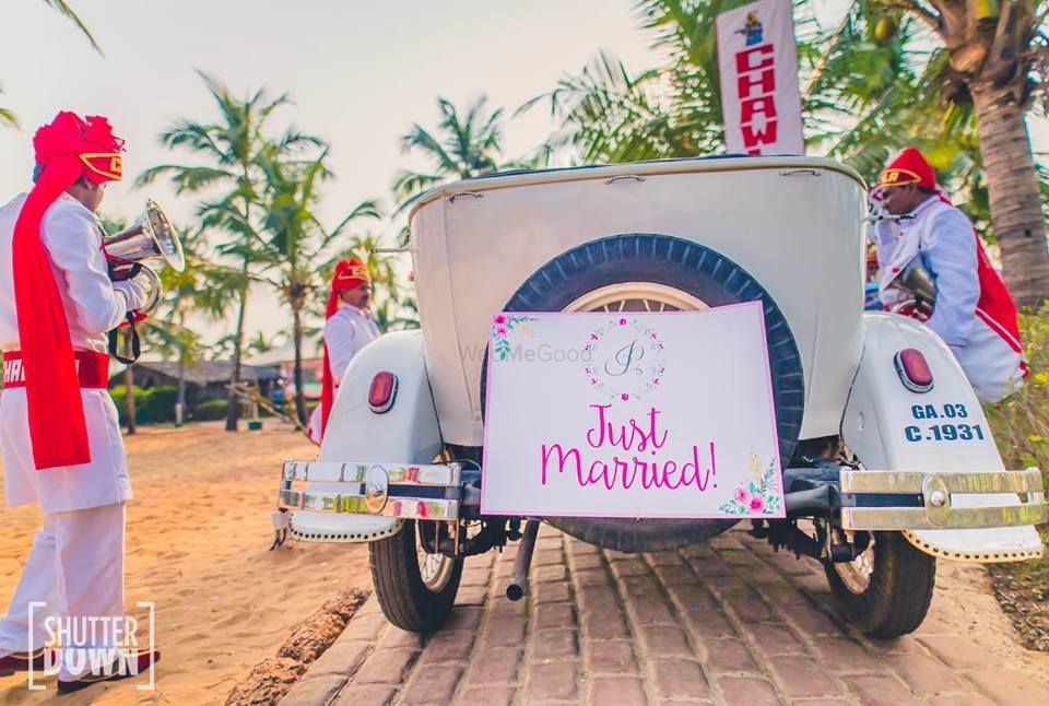 Photo of Couple exit idea in just married car