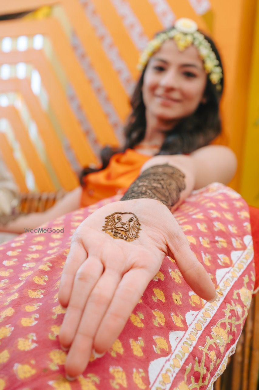 Photo of Cute personalised mehendi with a dog motif in her mehendi design