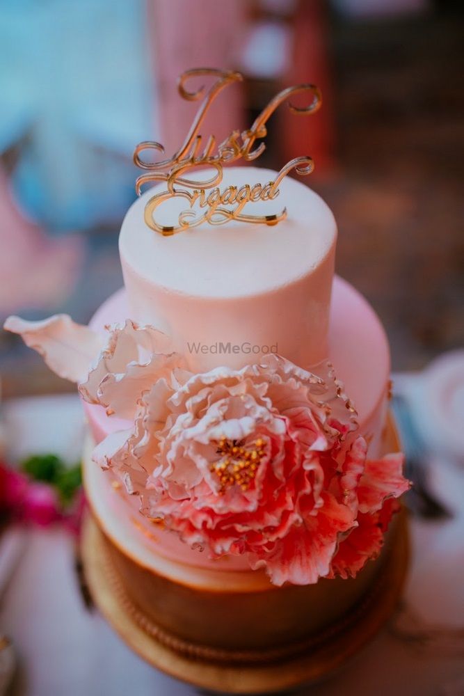 Cakes Photo carnations in bridal hairstyle