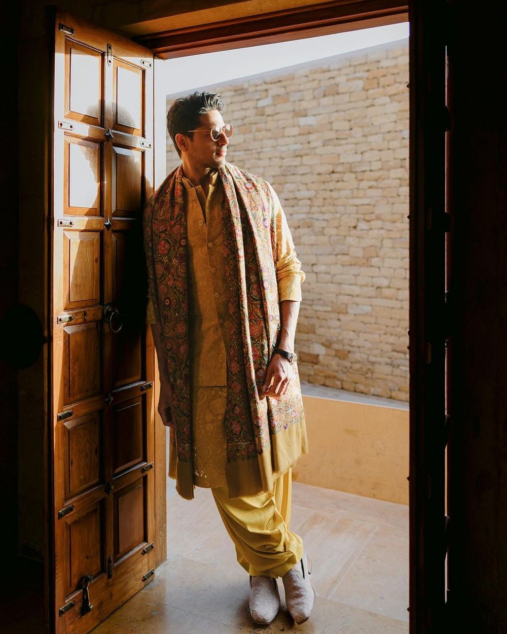 Photo of siddharth malhotra in manish malhotra groomwear for his mehendi with a shawl