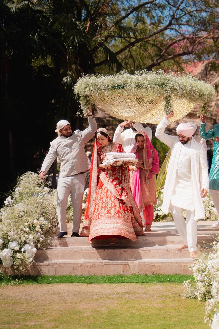 Photo of Stunning bridal entry with a super gorgeous all-white baby breath phoolon ki chaddar