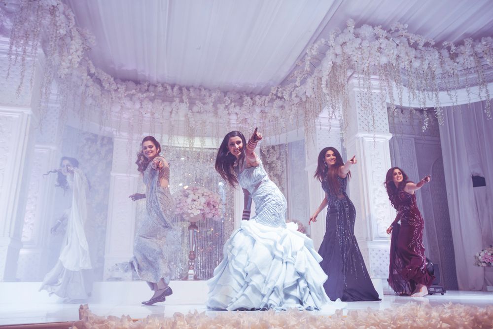 Wedding Photoshoot & Poses Photo bride dancing onstage