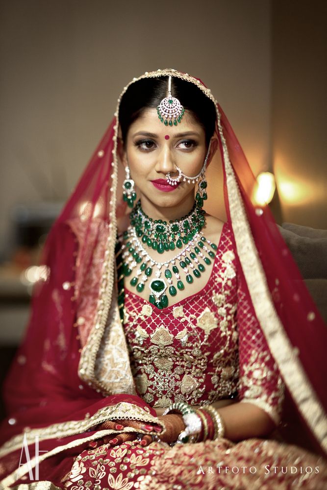 Wedding Photoshoot & Poses Photo Contrast jewellery