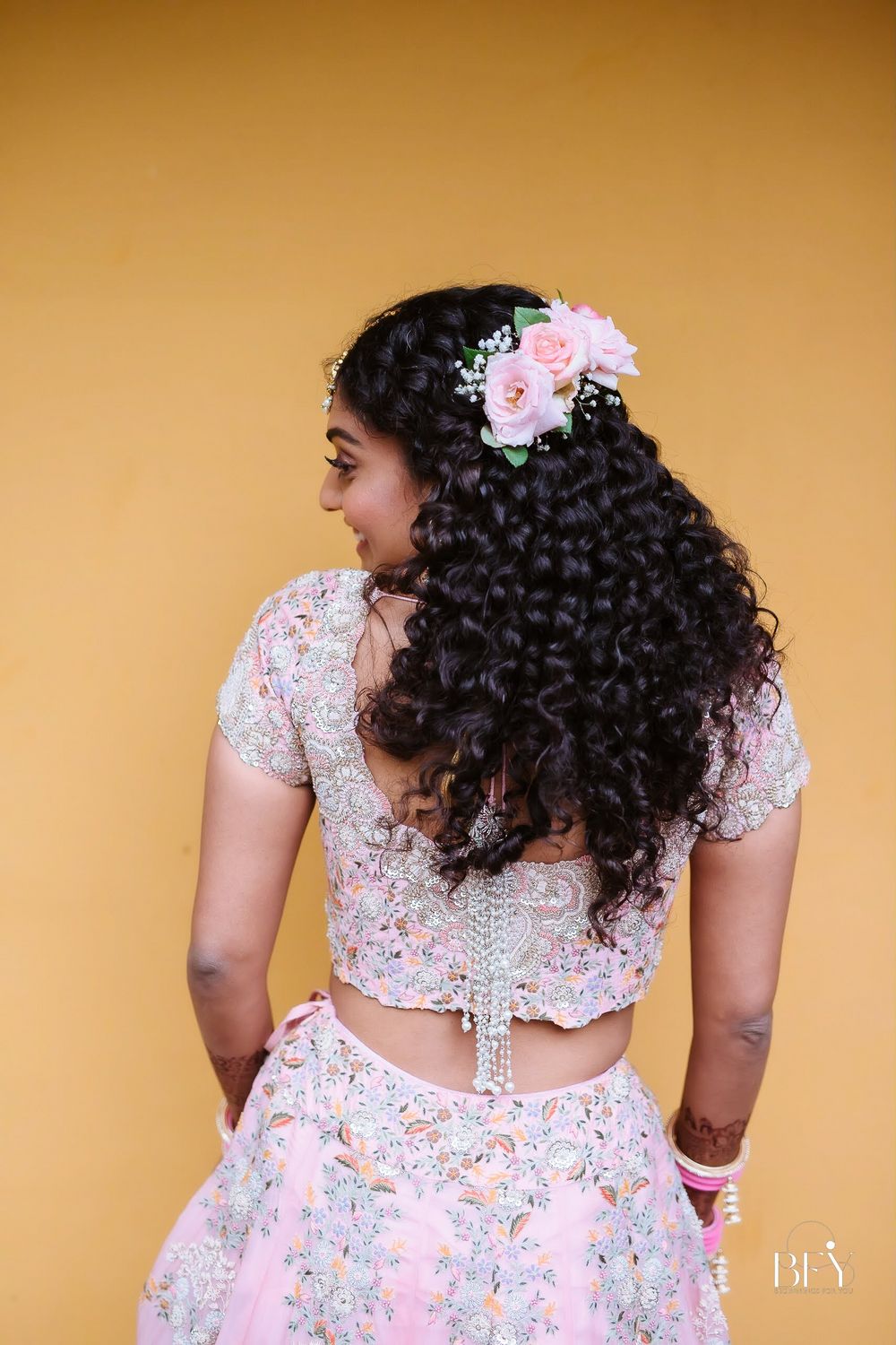 Photo of open curls with pink roses and white baby breath