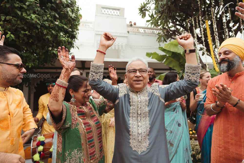 Photo of Cute candid moment where the father and mother of the bride dance their heart out at the mehendi