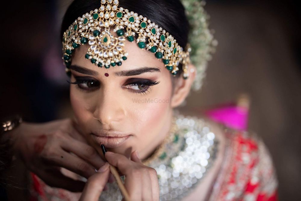 Photo of  A bride's getting ready right before her pheras