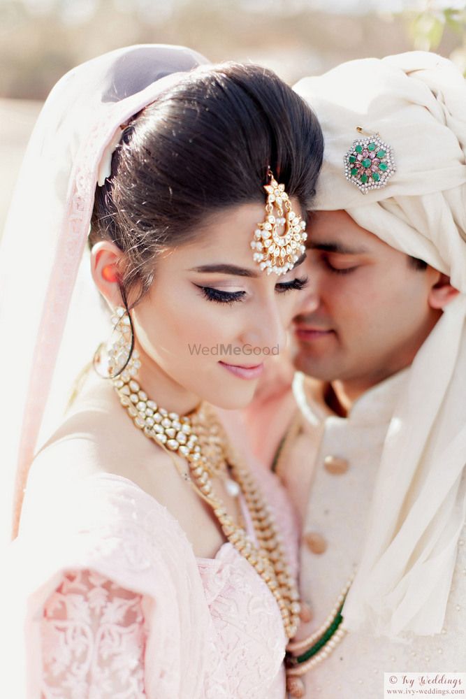 Photo of Poufy bridal bun with dupatta attached