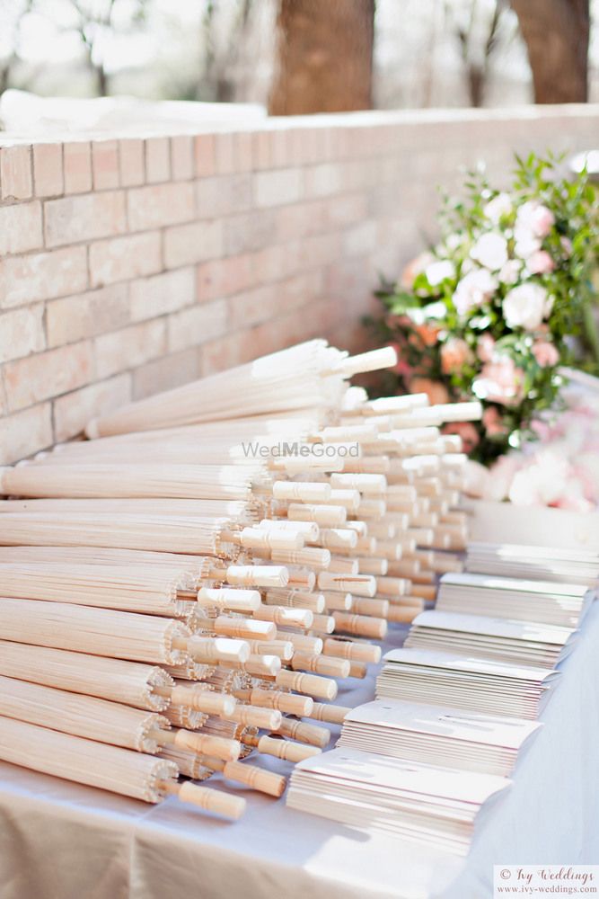 Photo of Touching ideas for guests with umbrellas for a sunny day