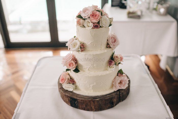 Photo of rustic wedding cake