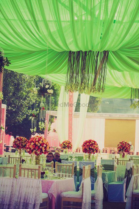 Photo of green and pink setting decor