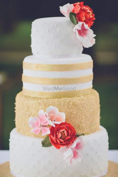Photo of glitter wedding cake