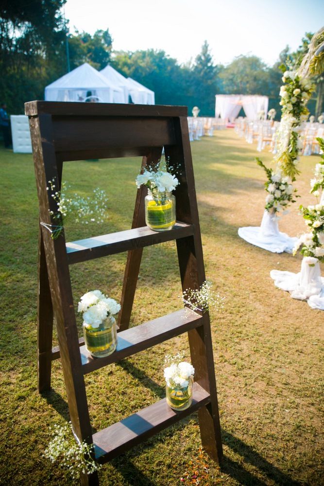 Photo of rustic wooden decor for morning wedding