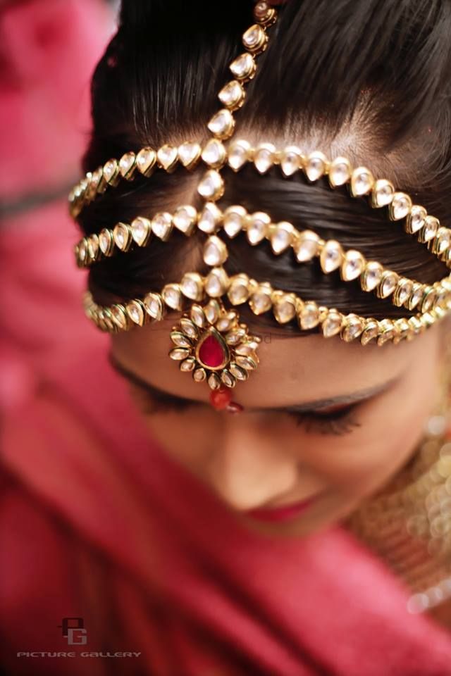 Photo of 3 strand bridal mathapatti with kundan and red stones