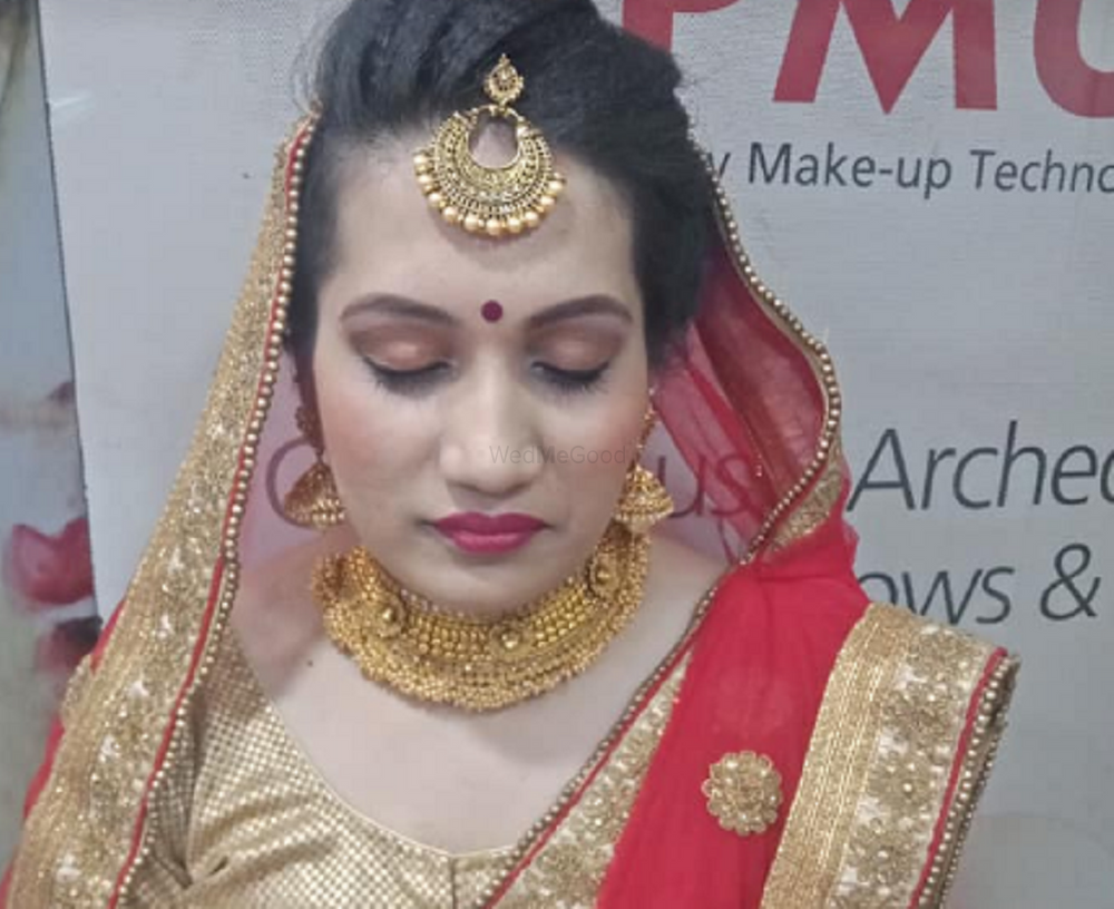 Jaya Manral Makeup Artist