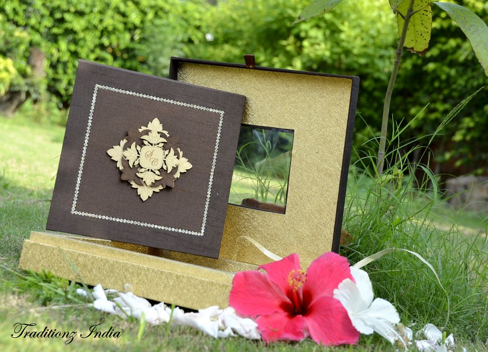 Photo of brown invitation box