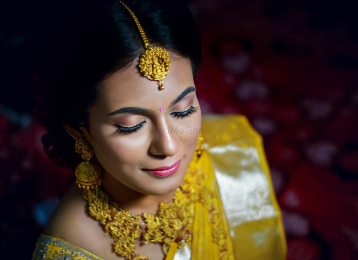 Photo of South Indian bride wearing a dainty maang tikka with matching necklace and haar.