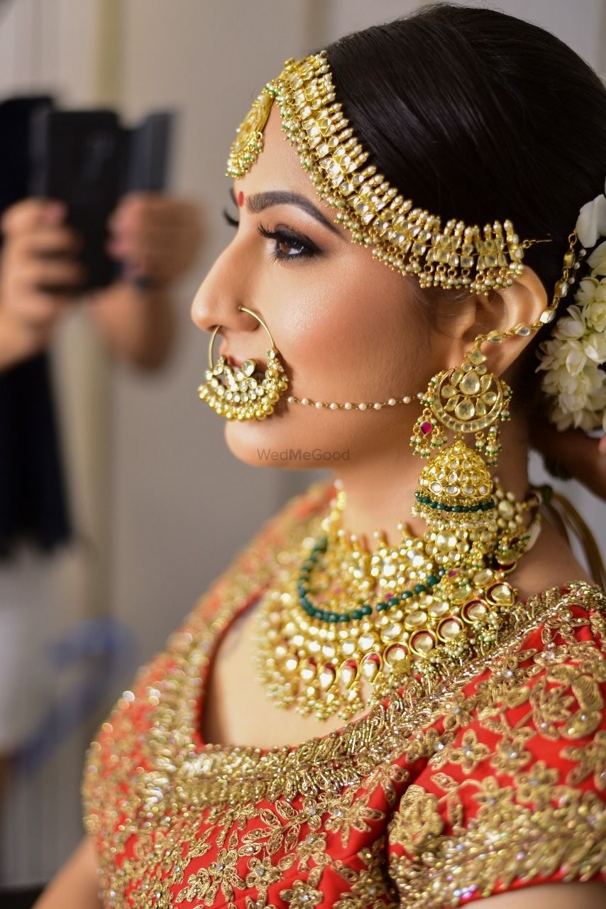 Photo of Contrasting bridal jewellery heavy