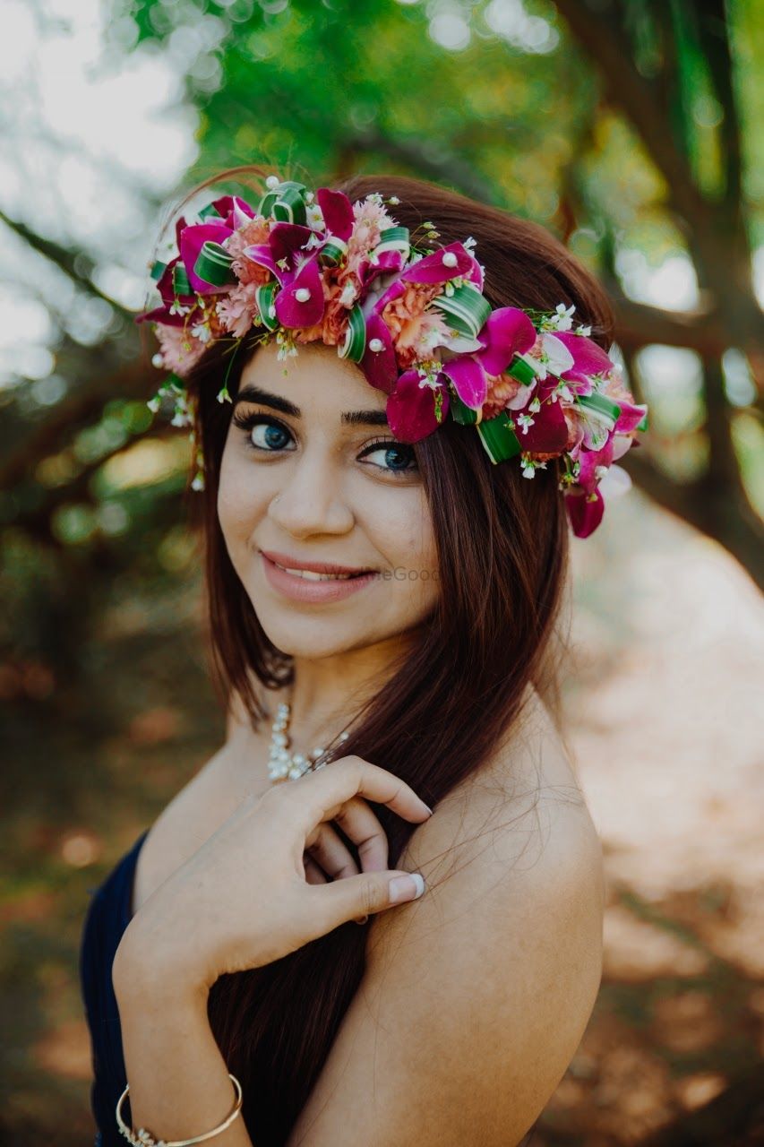 Photo of Unique hair wreath with orchids
