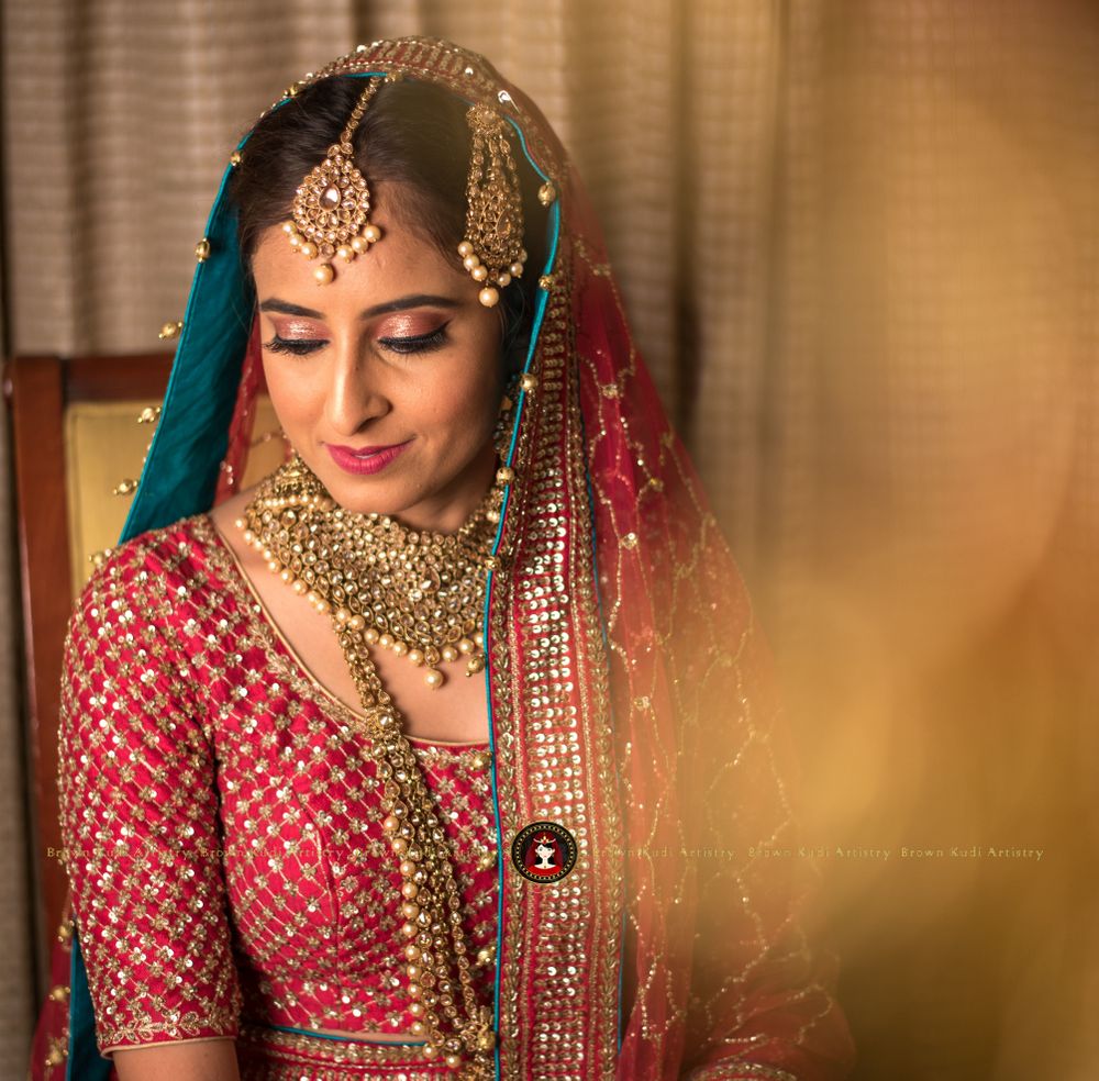 Photo of Contrasting dupatta lining bridal portrait
