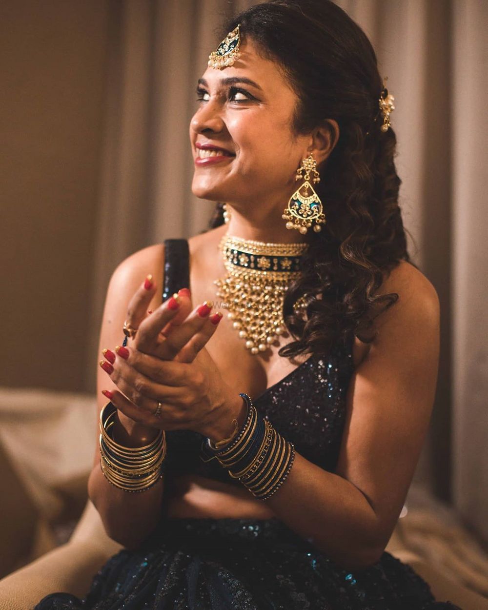 Photo of Bride wearing aadh necklace with shimmery lehenga