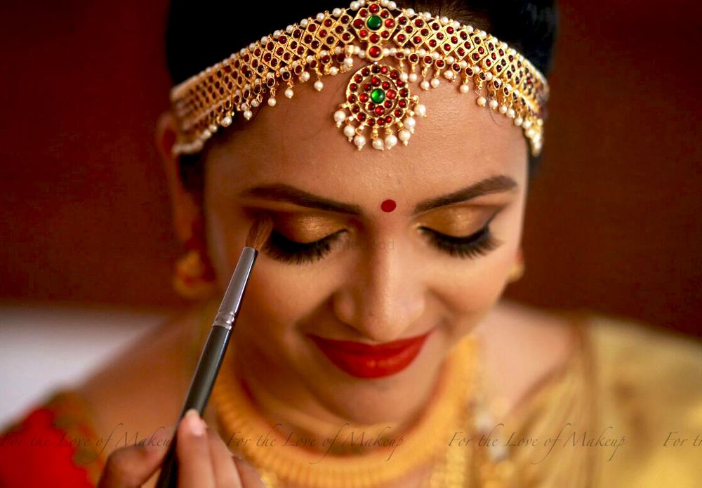 Photo of South Indian bridal look with pearl and gold mathapatti