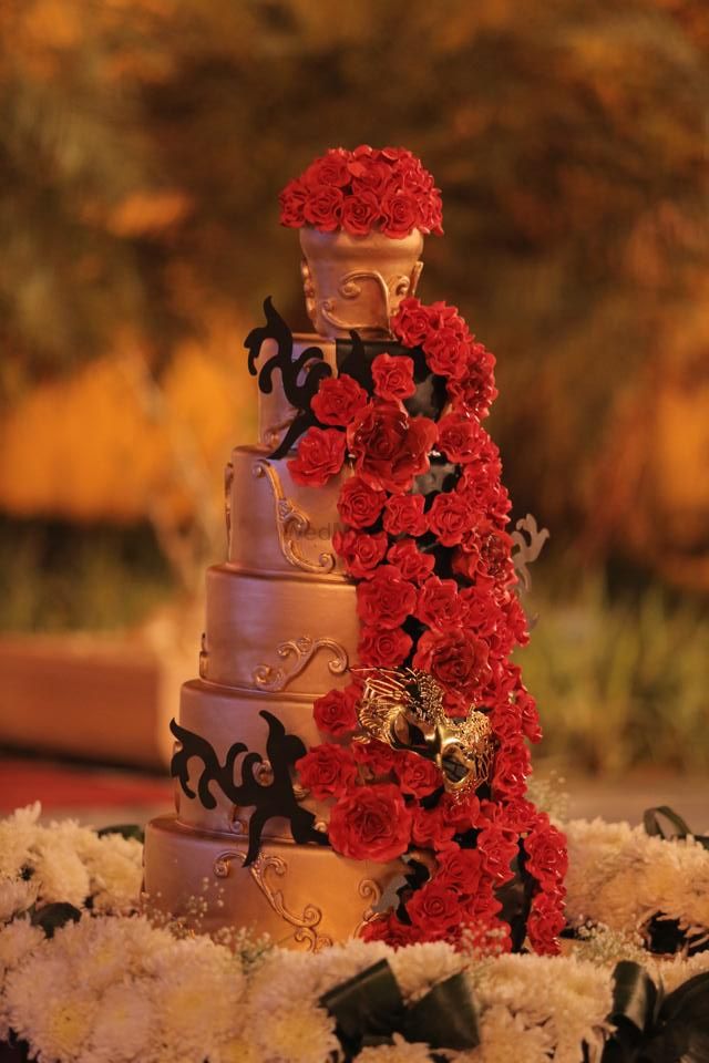 Photo of 6 tier wedding cake