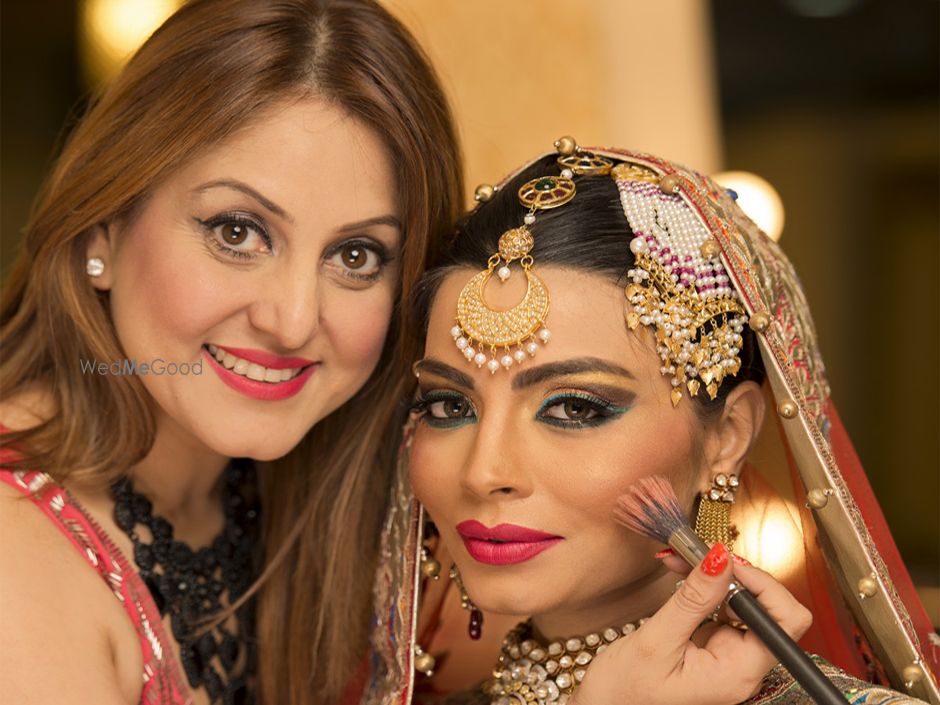 Photo By Meenakshi Dutt Makeovers - Bridal Makeup