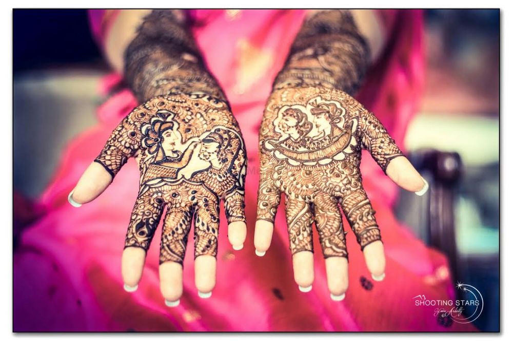 Photo of Mehendi with portraits of bride and groom