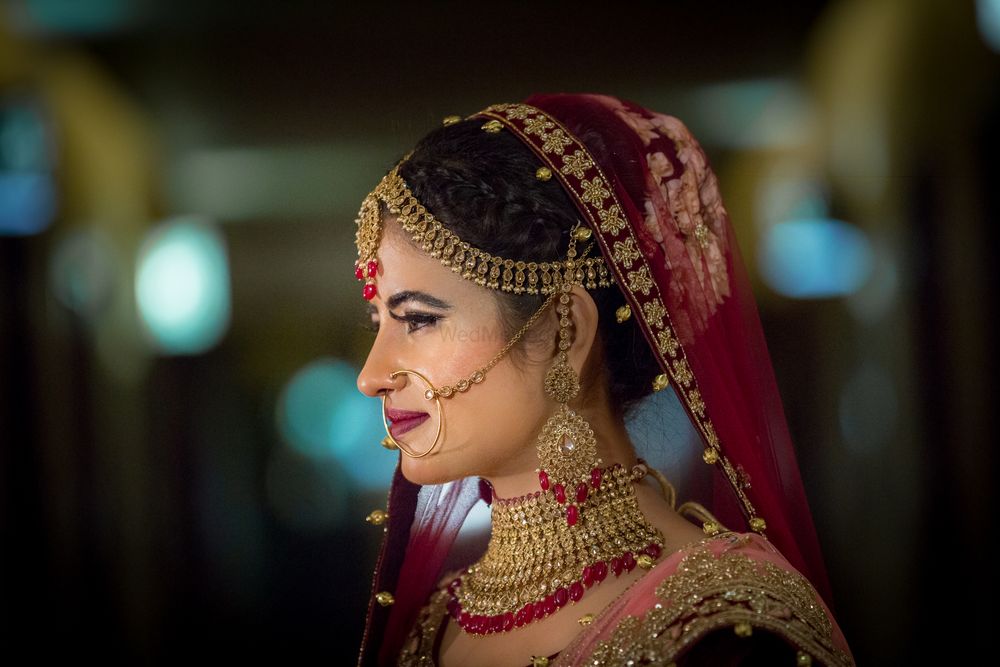 Photo of A bride in vintage gold jewellery