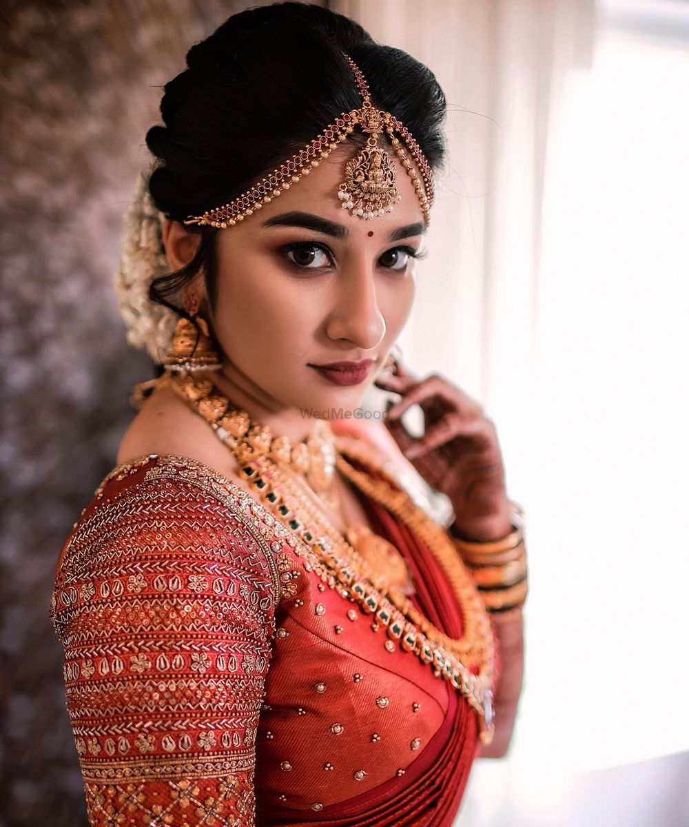 Photo of South Indian bridal look with embroidered blouse