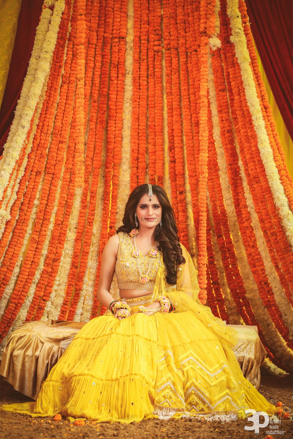 Photo of Bridal mehendi or haldi look in yellow lehenga and open hair