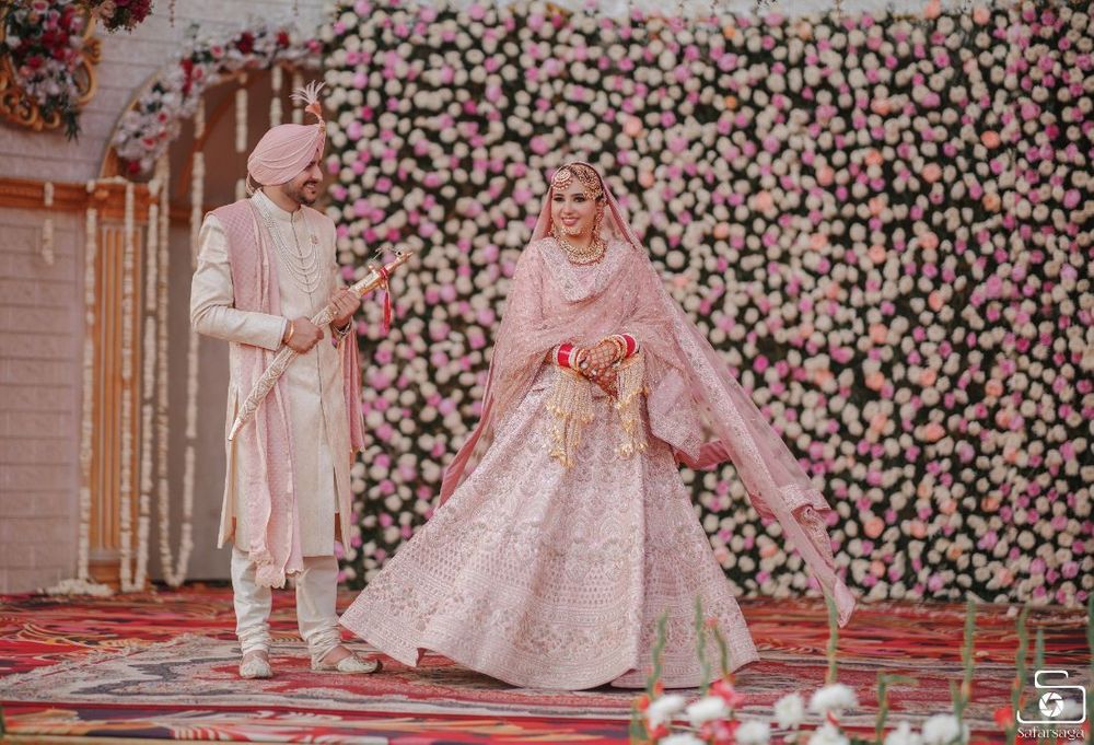 Photo of Sikh couple color-coordinating in pink & white.