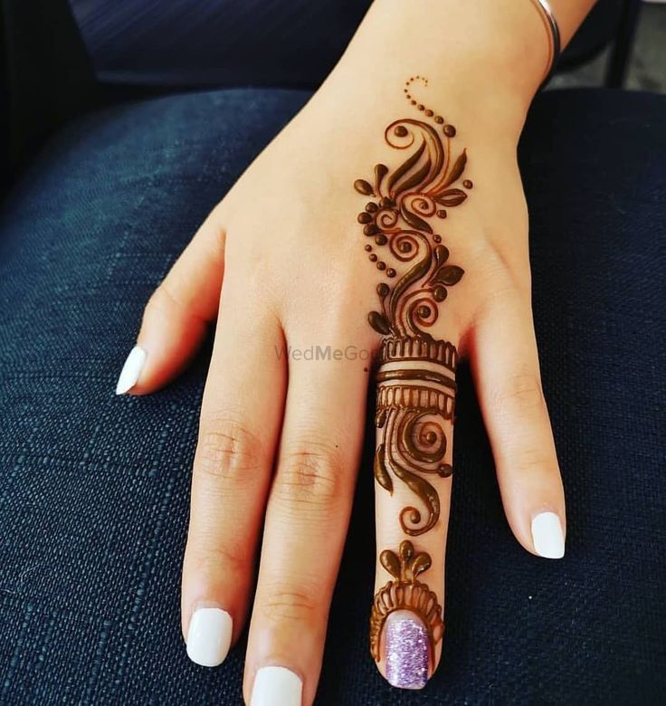Photo of Ring finger mehndi design.
