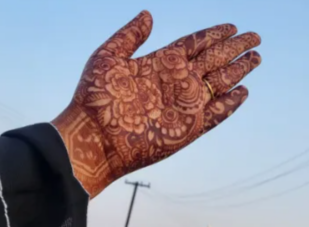 Elegant Mehendi Artistry