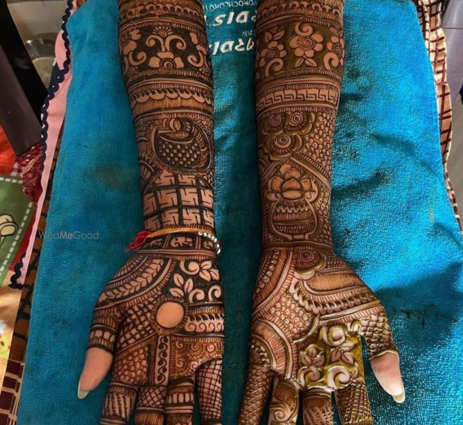 Riya Mehndi Artist