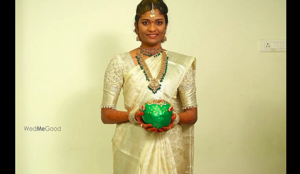 Manis Sparkles Beauty Parlour