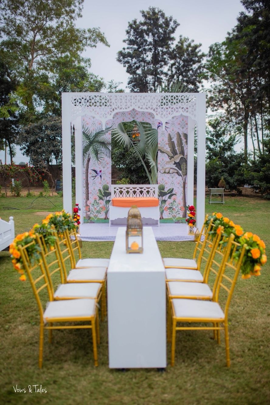 Photo of White mehendi decor with a pop of yellow