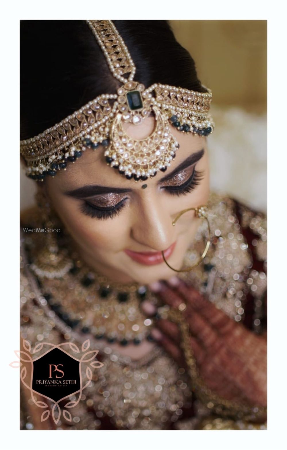 Photo of Pretty u shaped crescent bridal mathapatti