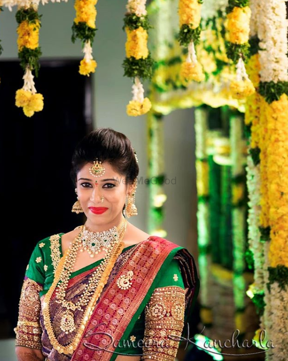 Photo of A bride in a green and red kanjeevaram with temple jewellery