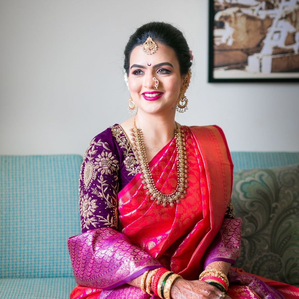 Photo of  Gorgeous Maharashtrian bride in red nauvari and purple blouse & shela