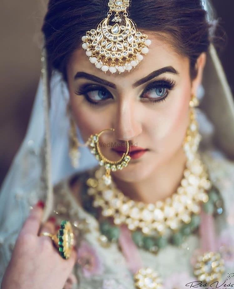 Photo of Bride with bold brows and contacts