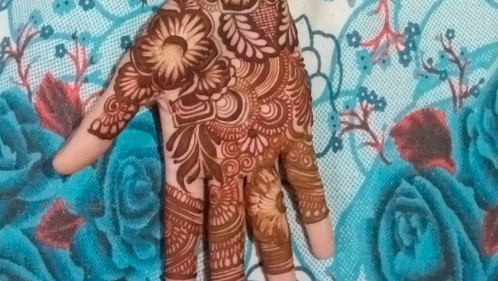 Mehndi Artist Saniya