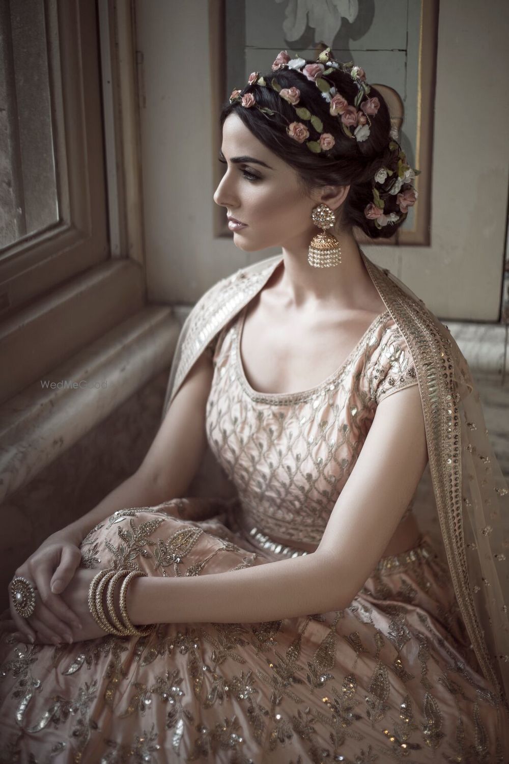 Photo of Unique floral tiara on hair for mehendi